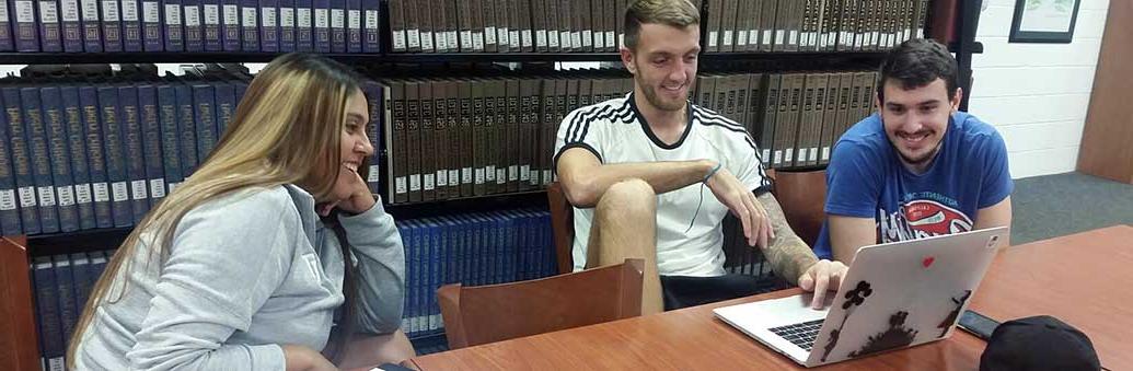 Business students working on a project together in the Thomas 大学 library